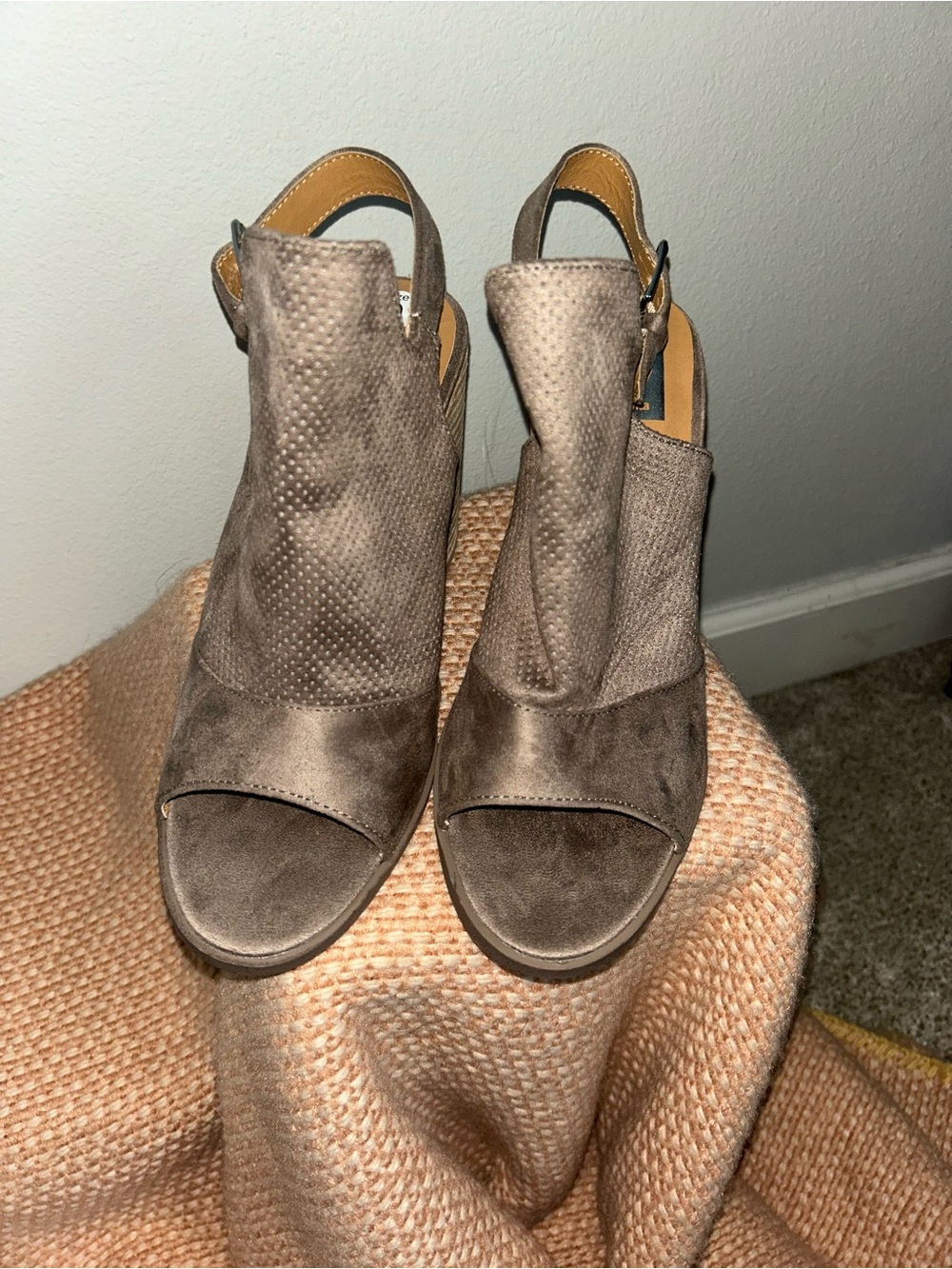 NEW DV by Dolce Vita Brown Taupe Peep-Toe Block Heel Sandals Sz 9 - Picture 4 of 8